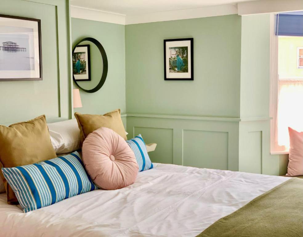 布莱顿霍夫The Willows的一间卧室配有带枕头的床