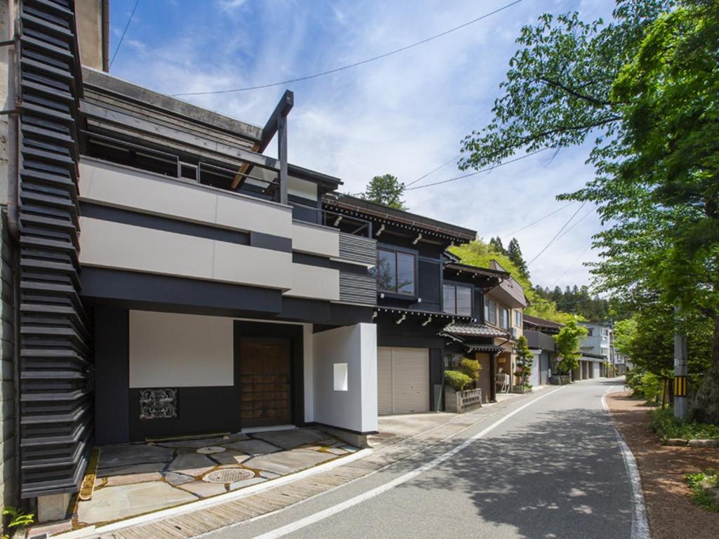 高山Sumiya Seika - Vacation STAY 17471v的黑白外墙房子