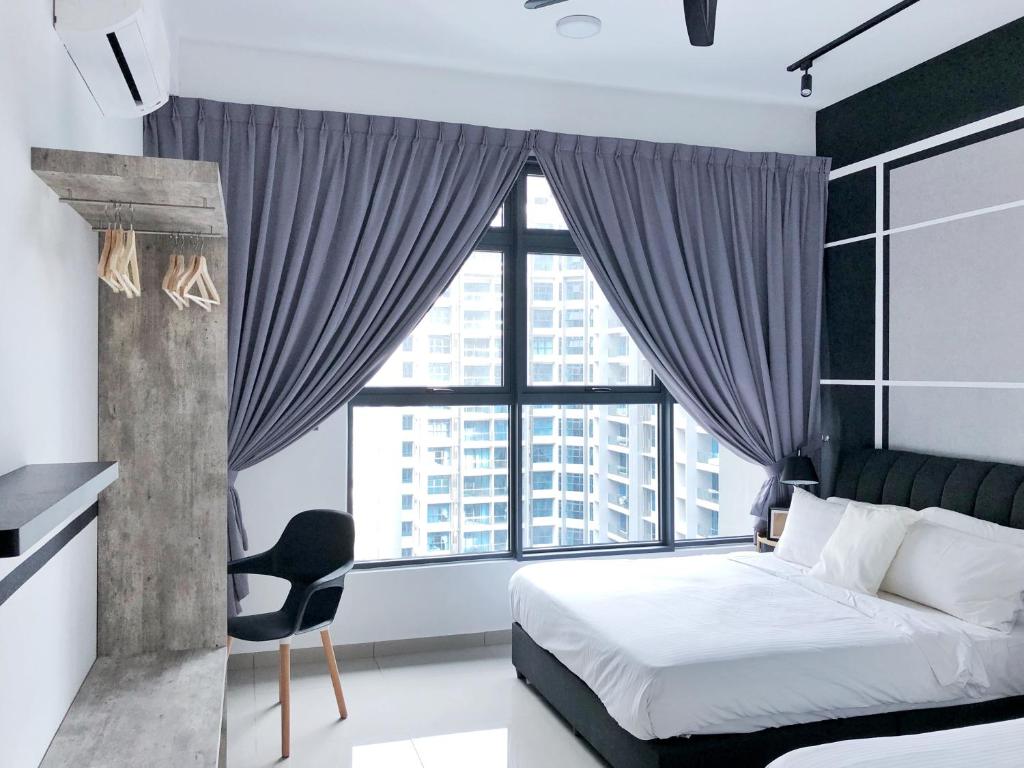 马六甲Atlantis Residences 1BR By 360 HOME的一间卧室设有一张床和一个大窗户