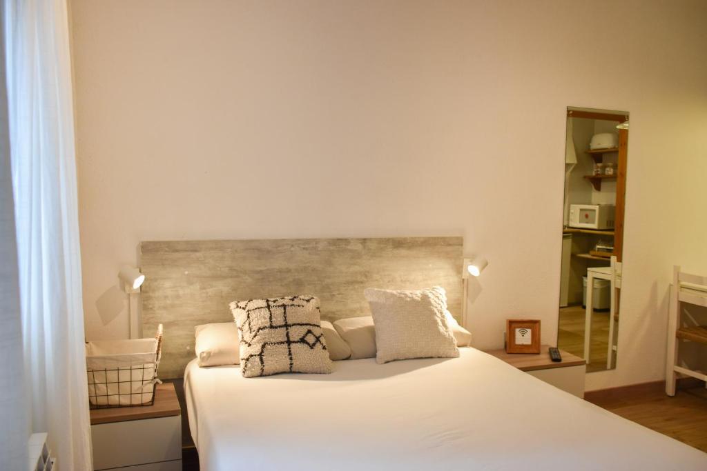 帕斯底拉卡萨ESTUDIO AVET - Perfecta ubicación的一间卧室配有带白色床单和枕头的床。