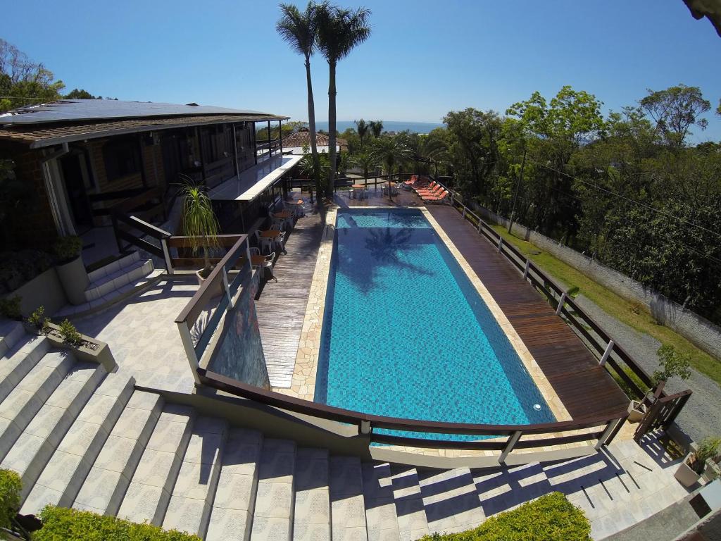 巴拉奈里奥-坎布里乌马格努斯旅馆的享有带房屋的游泳池的顶部景致