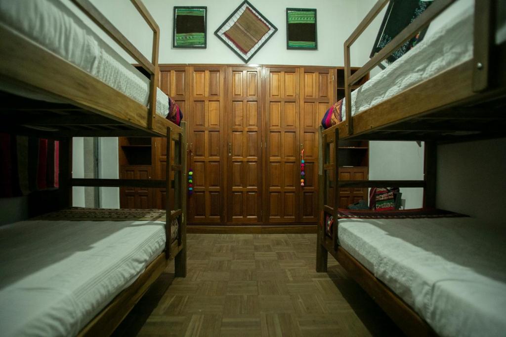 塔里哈Hostel Cultural Pata y Perro的带2张双层床的木制储物柜
