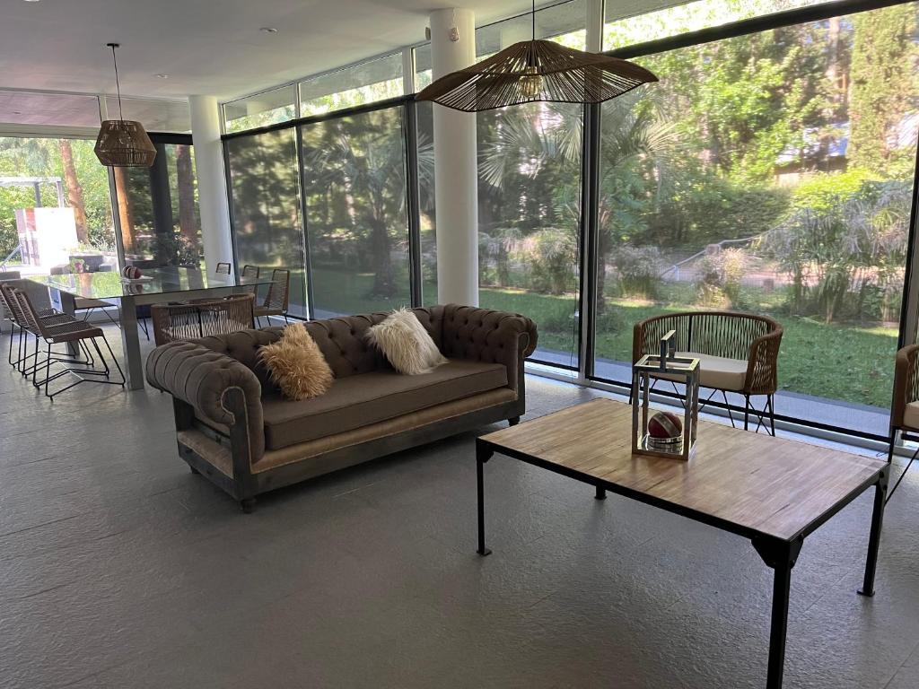 卡里罗Casa Cedro的客厅配有沙发和桌子