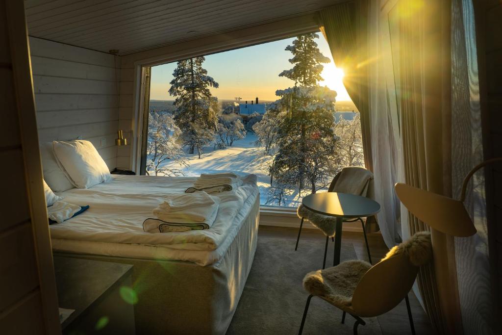 萨利色尔卡Aurora Collection的一间卧室设有一张床,窗户上设有雪盖庭院