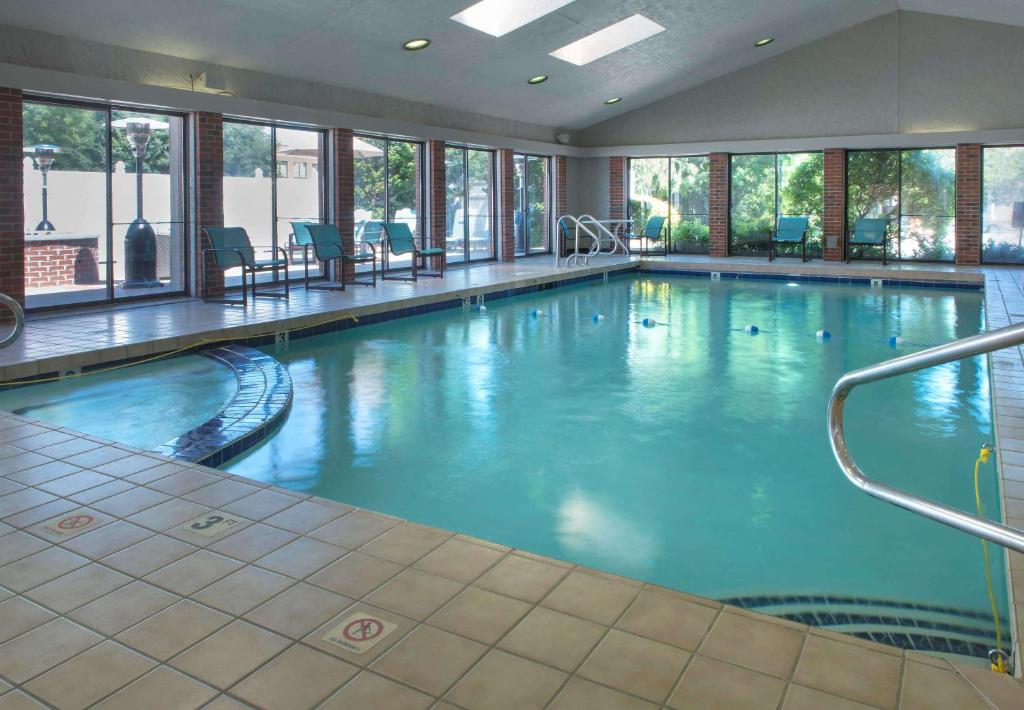 沃里克普罗维斯登斯 - 机场圣淘沙集团酒店的大楼内一个蓝色的大型游泳池