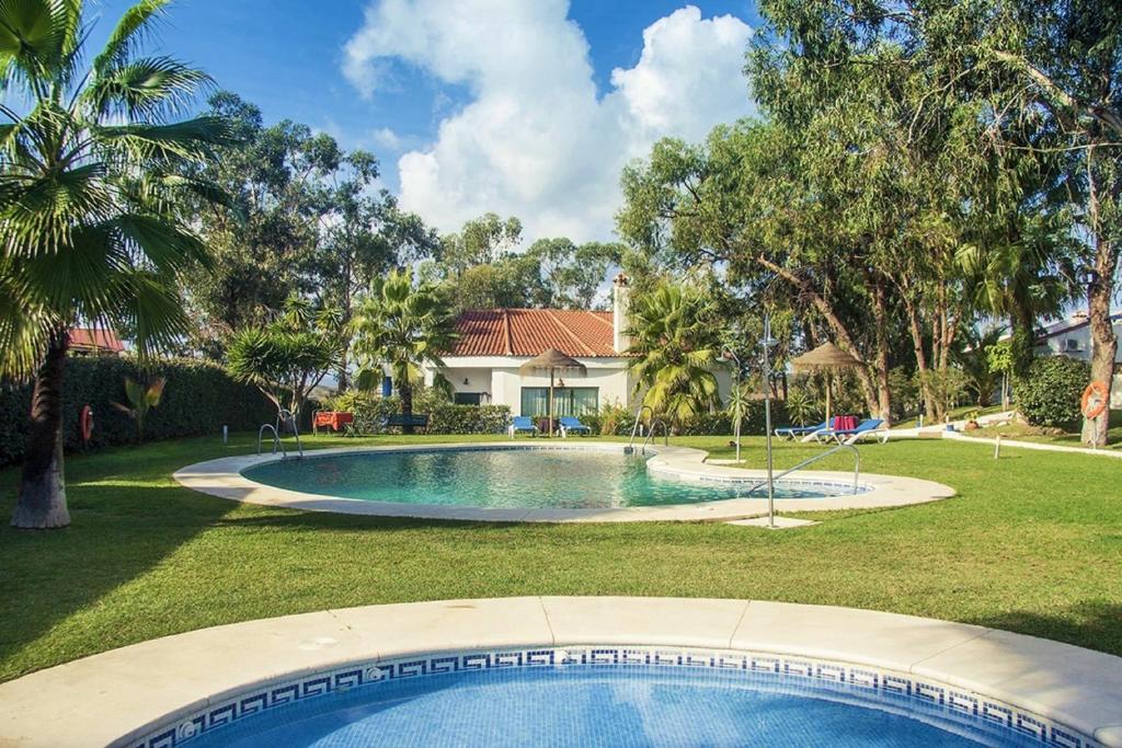 比利亚夫兰卡Hotel Rural Terrablanca的一座房子的院子内的游泳池
