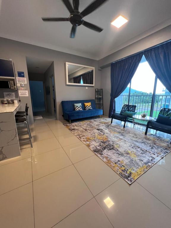 怡保Casahome by Irdina Meru- 8pax -10pax的客厅设有蓝色的沙发和大窗户