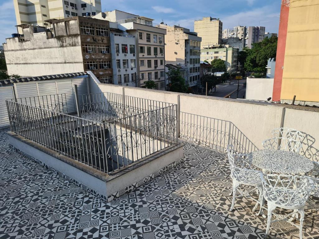 里约热内卢2 Quartos com Terraço e Vista para o Maciço da Tijuca - 5min Estação do Metrô - Wi-Fi 75Mbps - Ar Split nos Quartos - Cozinha Completa的屋顶上带桌椅的天井