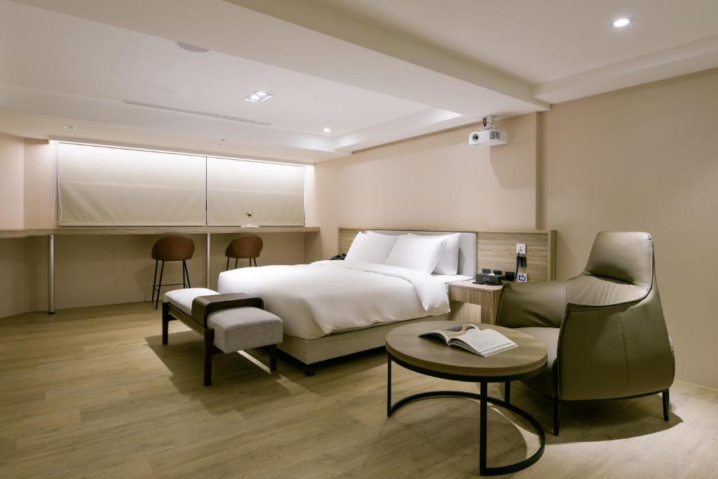 台中市春树商旅的酒店客房,配有床和沙发