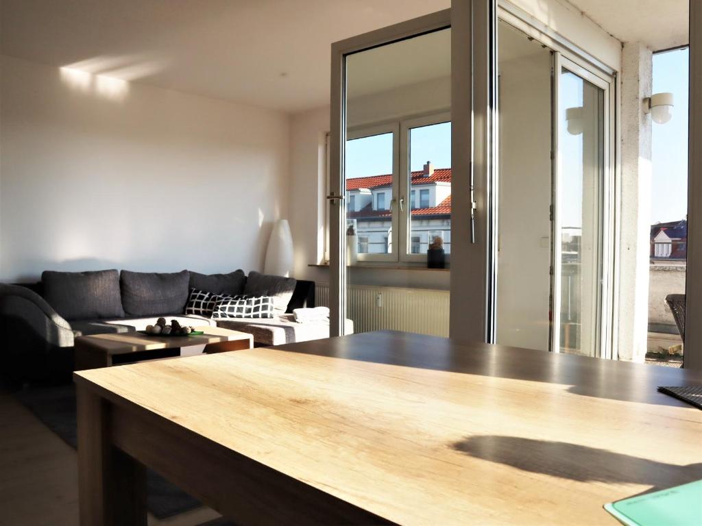 莱比锡Exklusive Wohnung mit Dachterrasse in Schleußig的客厅配有沙发和桌子