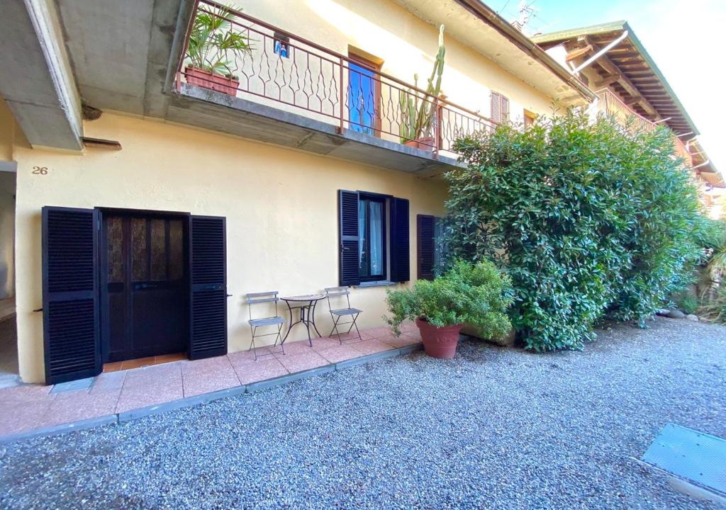 卡萨诺韦Malpensa Guest的房屋设有带桌椅的阳台