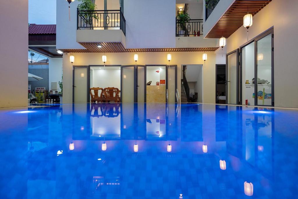 会安Hoi An Paradise Villa的房屋中间的游泳池