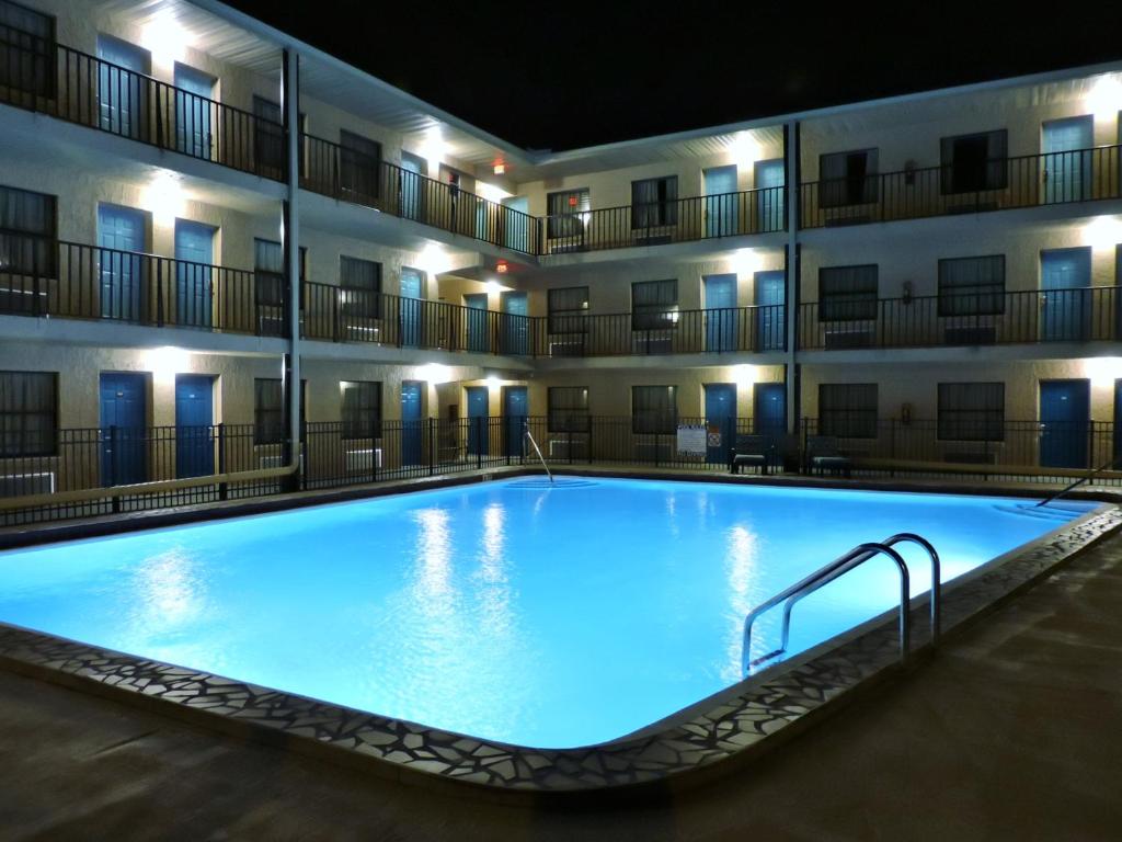 基西米佛罗里达州四季酒店的晚上在酒店前面的一个大型游泳池