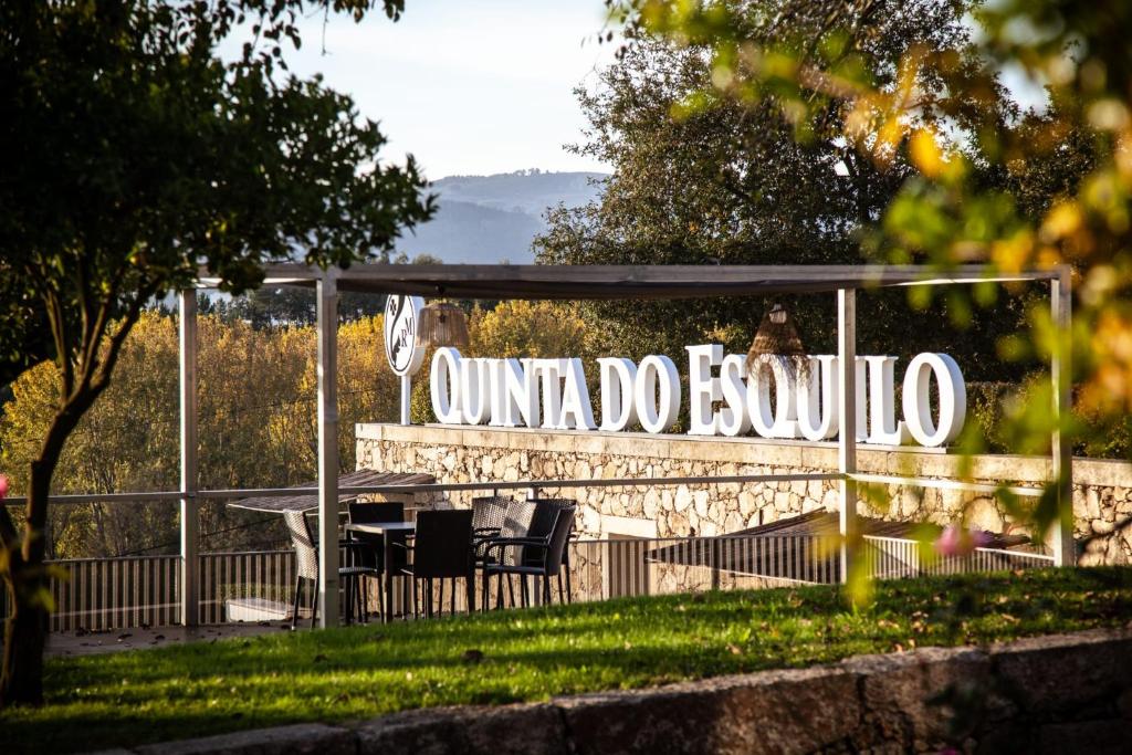 RendufeQuinta do Esquilo - Hotel Rural的公园里一个读到统一的模糊词的标志