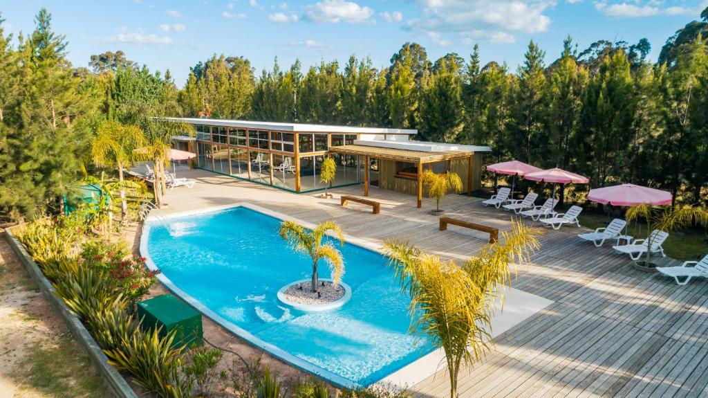 皮里亚波利斯Villa Las Flores的享有带游泳池的度假村的空中景致