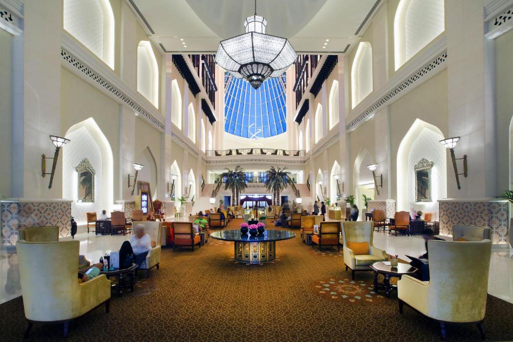阿布扎比巴伯阿尔卡斯尔酒店的大厅里有人坐在椅子上