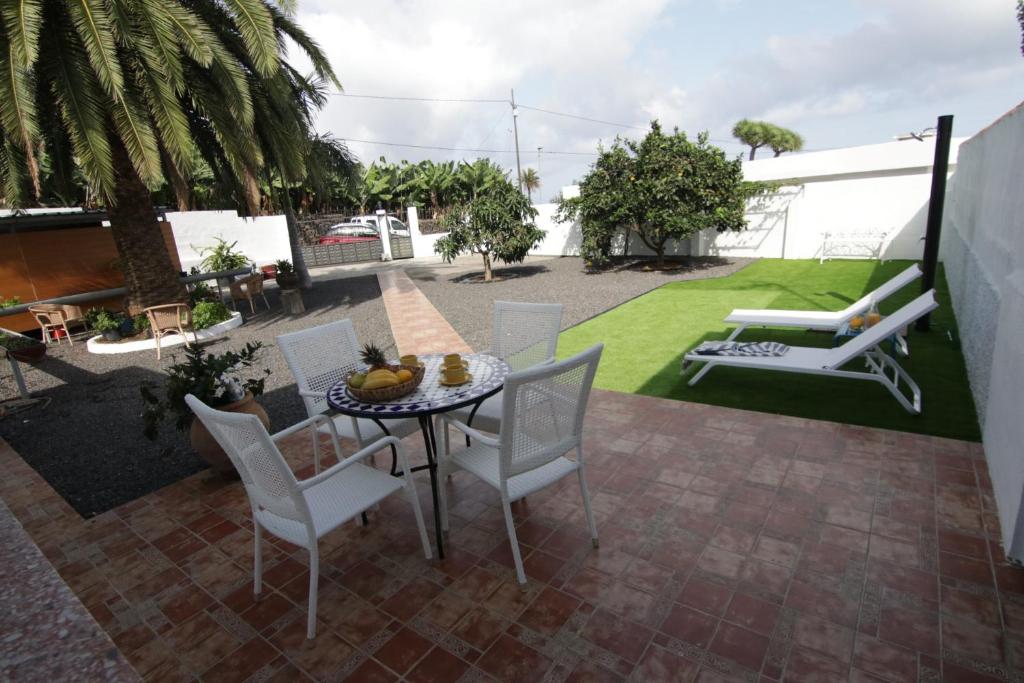下布雷尼亚VV Casita El Paraíso的一个带桌椅的庭院和一个草坪