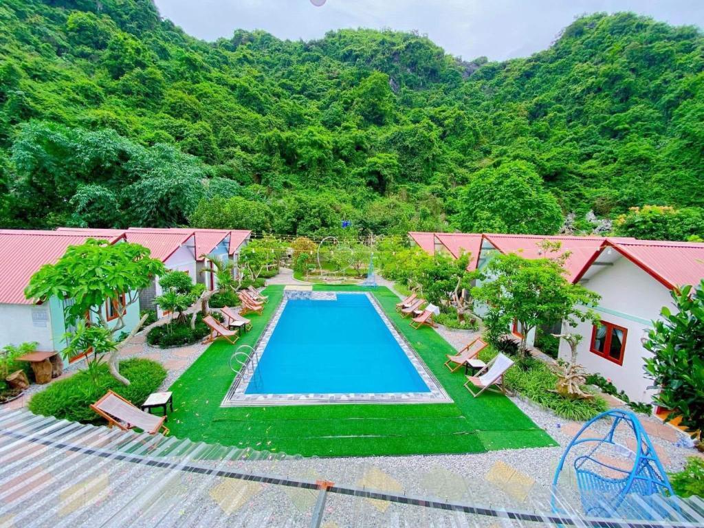吉婆岛Cat Ba Park Homestay的享有带游泳池的度假村的空中景致