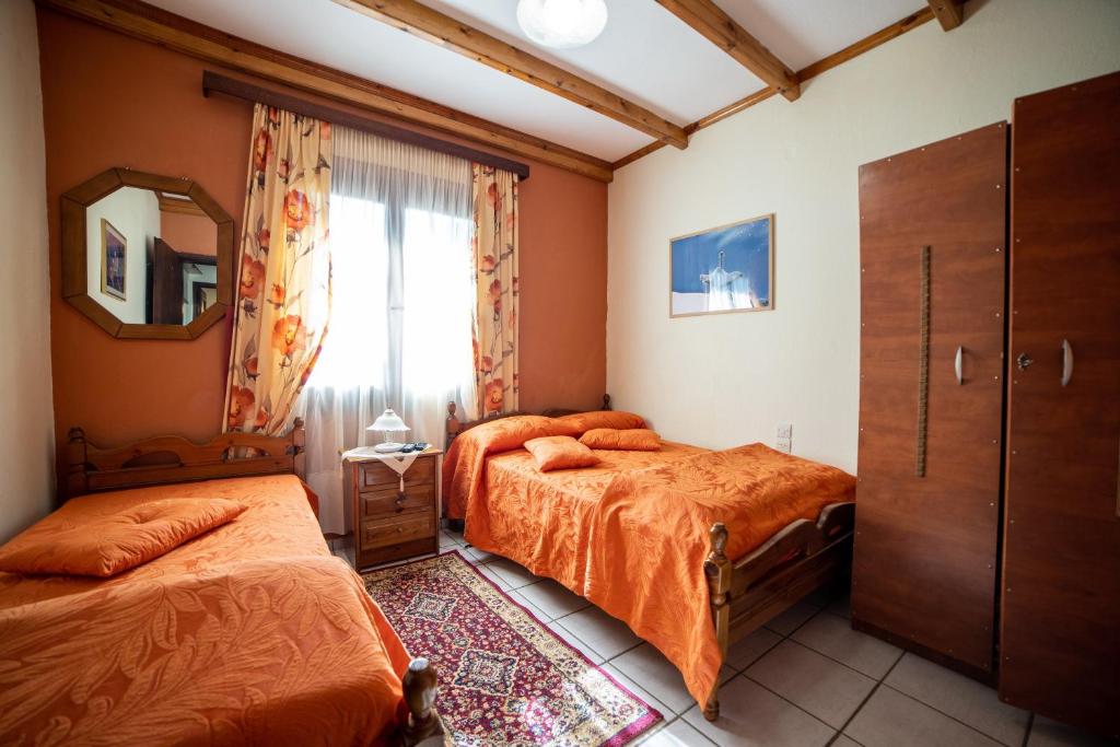 埃拉蒂特里卡隆姆普利兹斯客房旅馆的一间卧室配有两张床和镜子