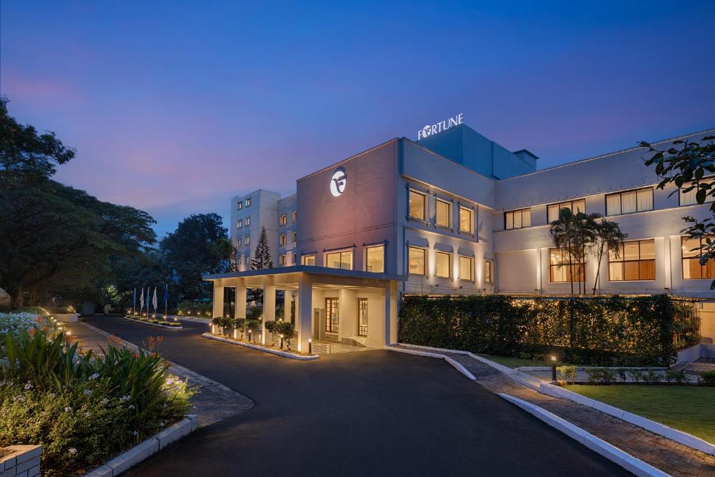 马尼帕尔Fortune Valley View, Manipal - Member ITC's Hotel Group的建筑的侧面有标志