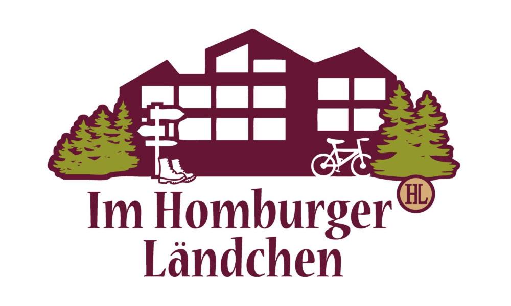 宁布雷希特Hotel im Homburger Ländchen的一座有树木和自行车的房子,在家乡的牧羊人中说的话