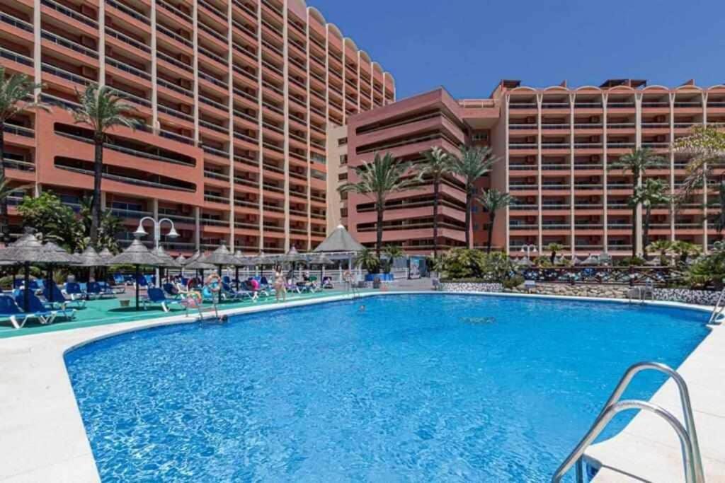 贝纳尔马德纳797 Holiday Rentals- Apartamento en Hotel Sunset Beach frente al mar的酒店前方的大型游泳池