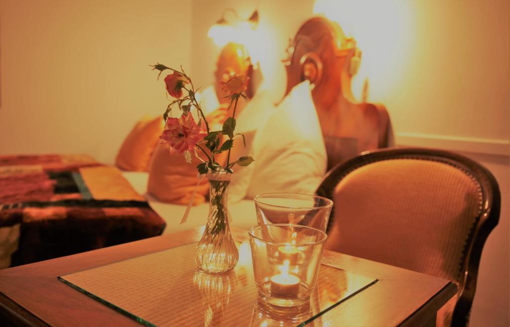 加尔多尼克斯匝萨温德加酒店的一张桌子,上面放着花瓶和眼镜