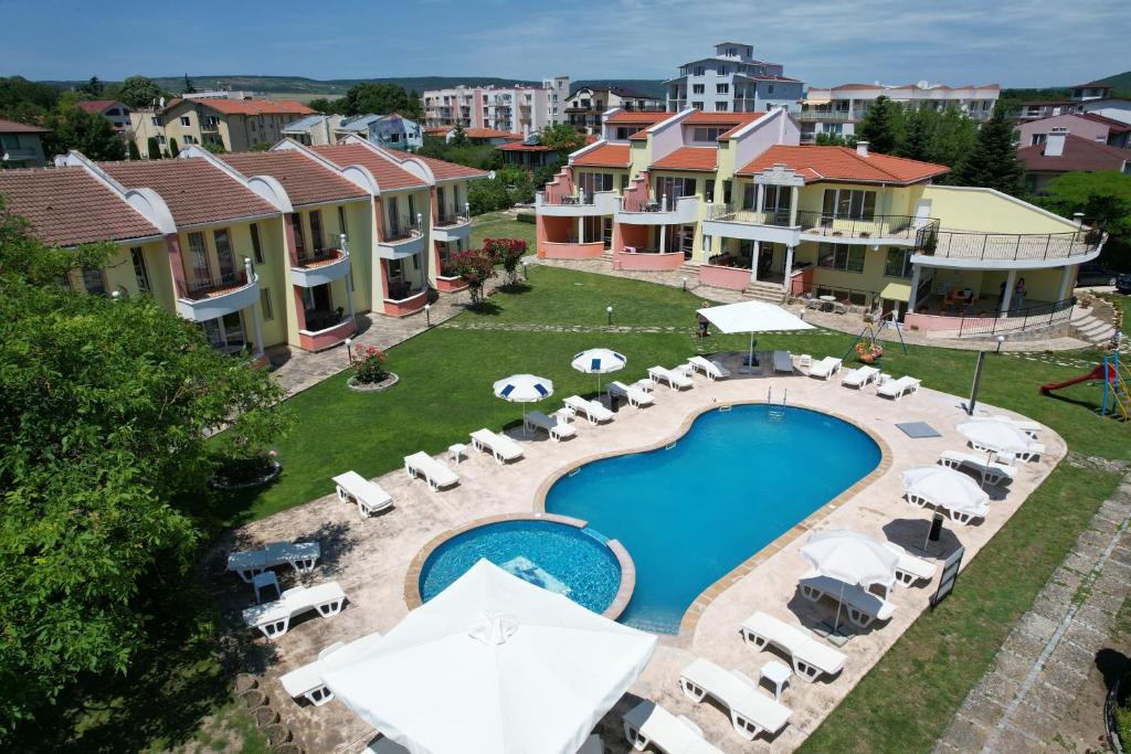 克兰内沃瓦勒蒂娜别墅酒店的享有带游泳池的度假村的空中景致