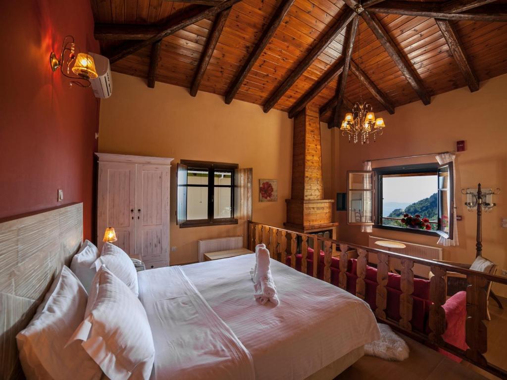 Tóriza伊拉艾拉避暑山庄酒店的一间卧室设有一张大床和一个窗户。