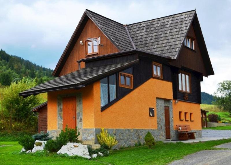 哈沃福卡Chata na Plantáži的黑色屋顶和橙色的房子