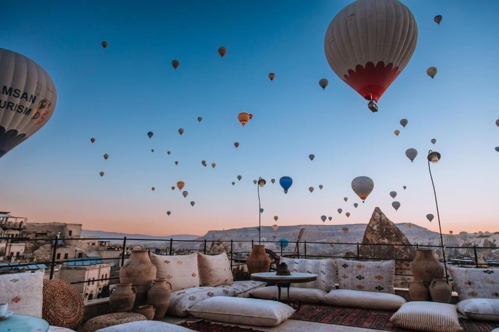 格雷梅塔斯克纳克酒店的一组热气球飞越金字塔