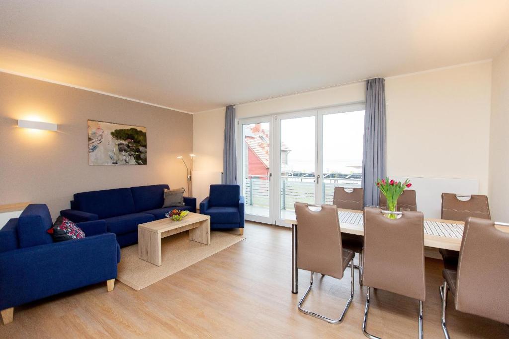 普劳西Apartment mit 3 Schlafzimmer P5A7的客厅配有蓝色的沙发和桌子
