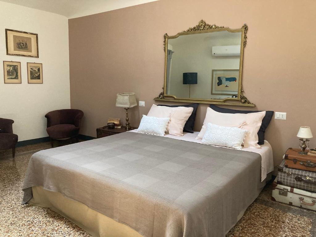 博洛尼亚BLQ 01精品住宿加早餐旅馆的一间卧室配有一张大床和大镜子