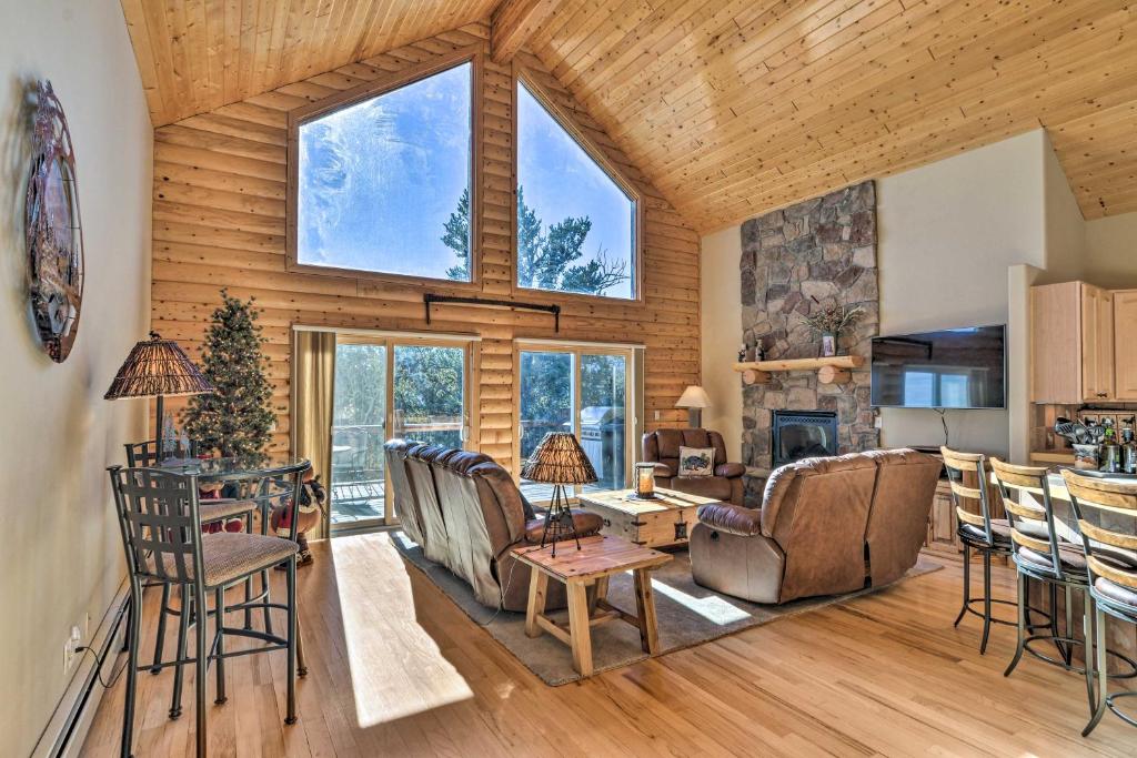 费尔普莱Spacious Fairplay Cabin with Mountain Views!的客厅设有木墙和大窗户