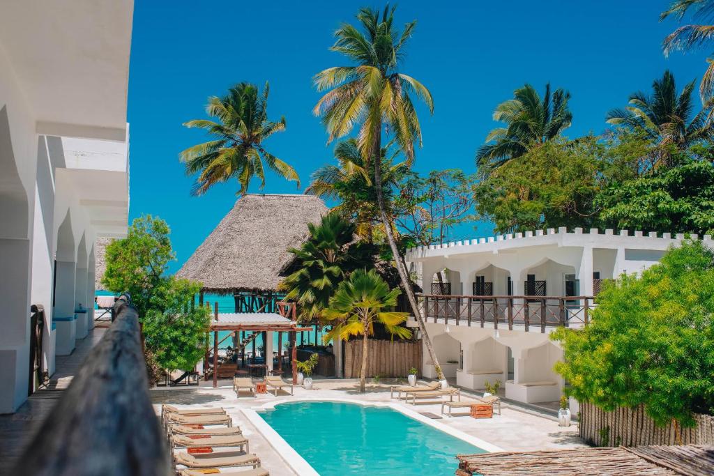 江比阿Dhow Resort的享有带游泳池和棕榈树的度假村景色