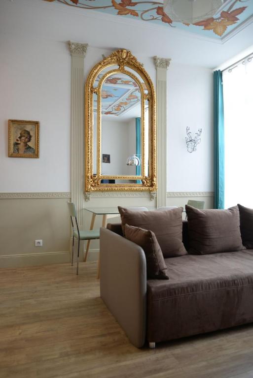 南希Le Stanislas, un style!的带沙发和镜子的客厅
