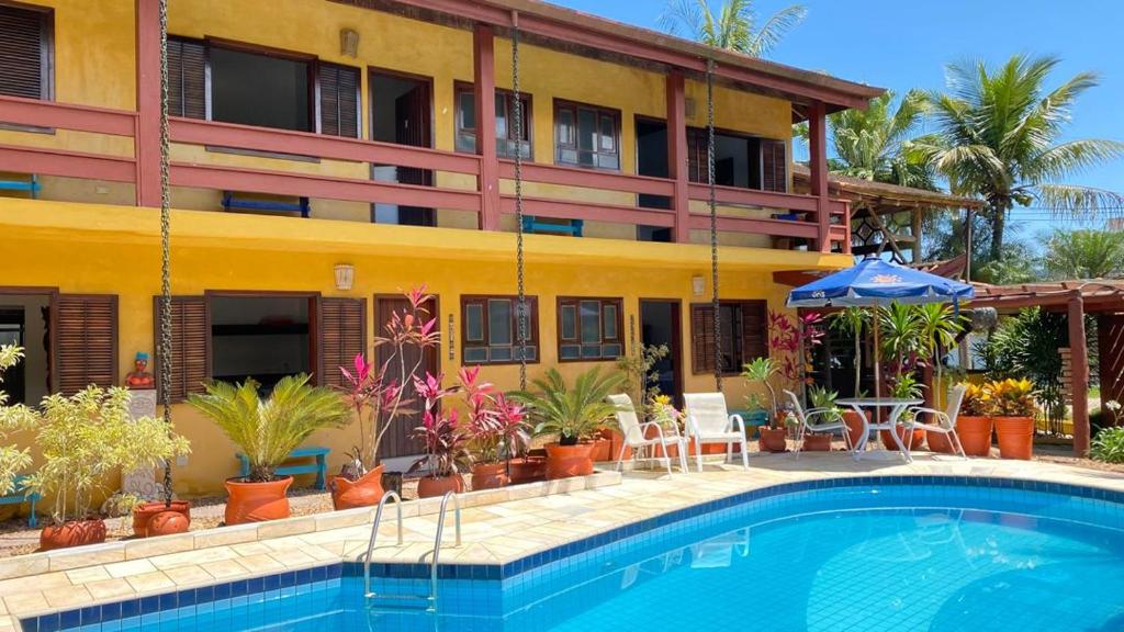 伯迪亚哥Residencial Villa Cris的大楼前设有游泳池的酒店