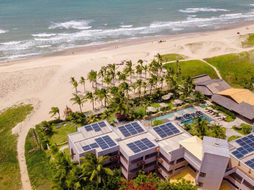 瓜斯贝拉什Hotel Varandas Beach的海滩上带太阳能电池板的度假胜地的空中景致