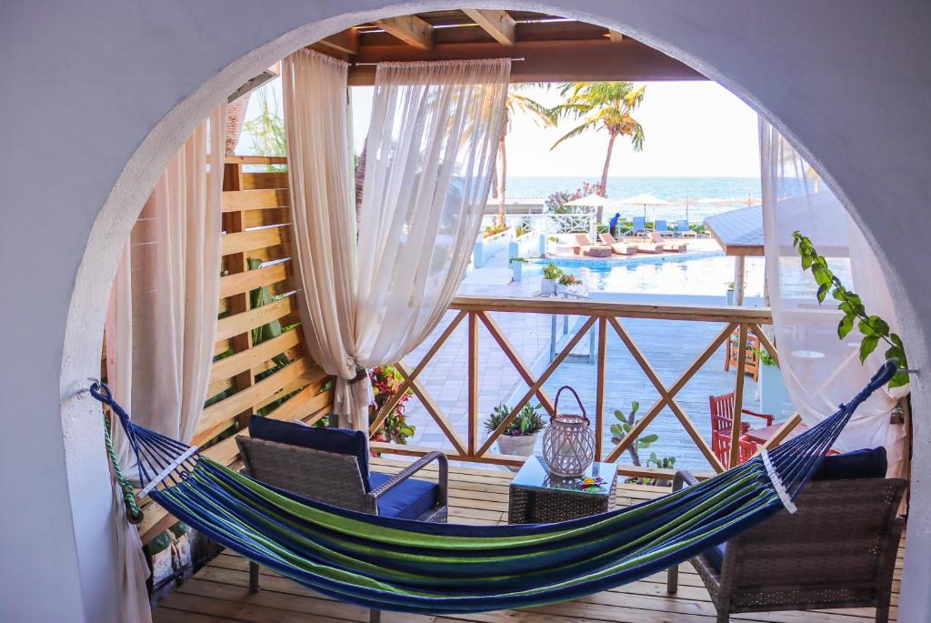 圣约翰斯海洋点度假酒店及Spa-仅限成人入住的海景阳台上的吊床