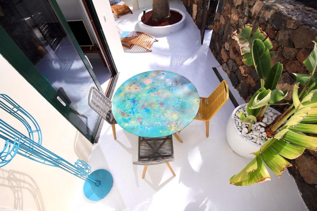 科斯塔特吉塞Unique, Stylish & Calm Los Peces by the Sea的桌子上挂着玻璃桌和植物
