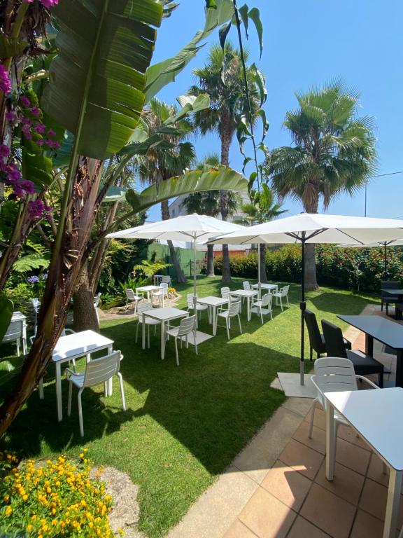 科巴罗孔巴洛酒店的一排桌椅和遮阳伞