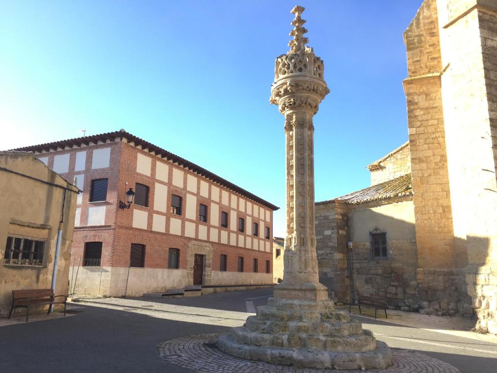 Boadilla del CaminoHotel Rural En El Camino的街道中间的柱子,有建筑物