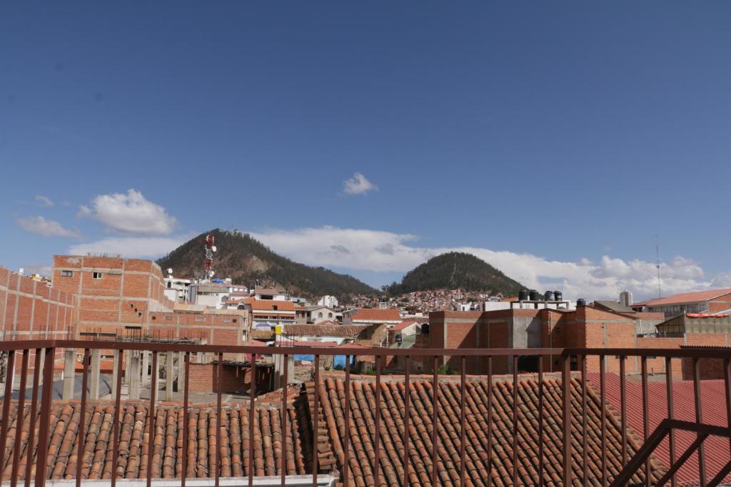 苏克雷Expresso Hostel的享有以山脉为背景的城市美景