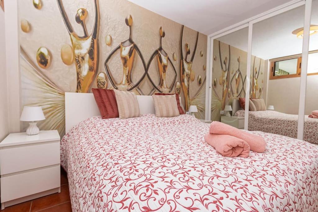 波多黎各Golden Sunny View Apartment的一间卧室配有一张大床和大床头板