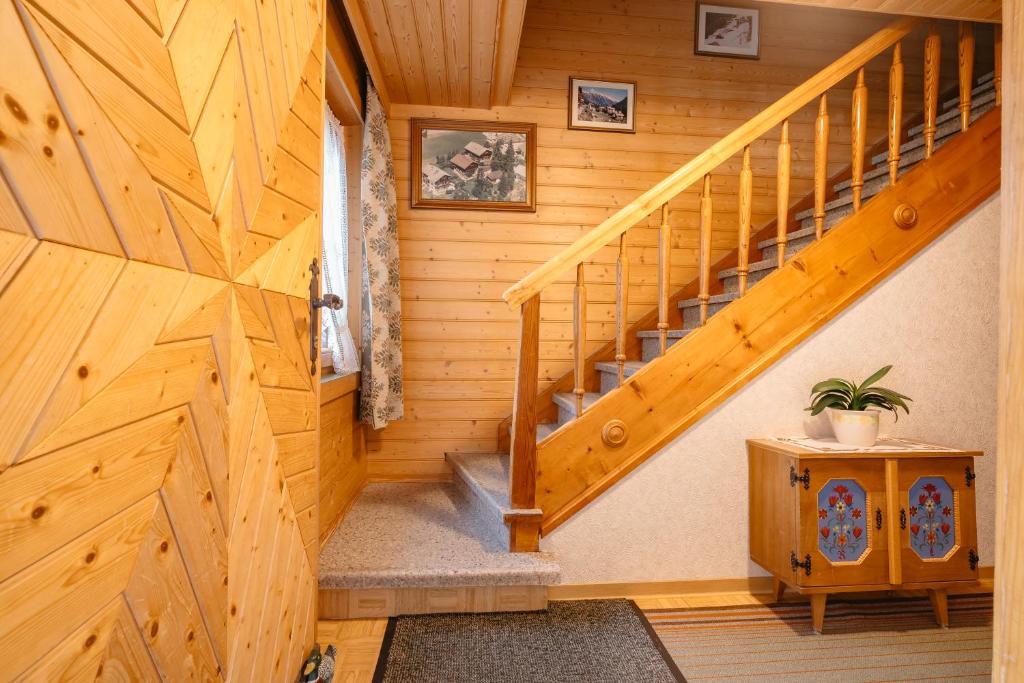 布兰德贝格Gästehaus Waldruh的木门的小木屋内的楼梯