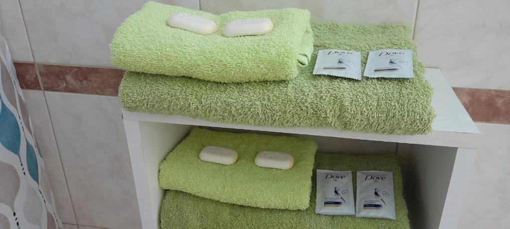 阿尔韦亚尔将军镇Departamento ANGOSTURA的架子上带绿色毛巾的浴室