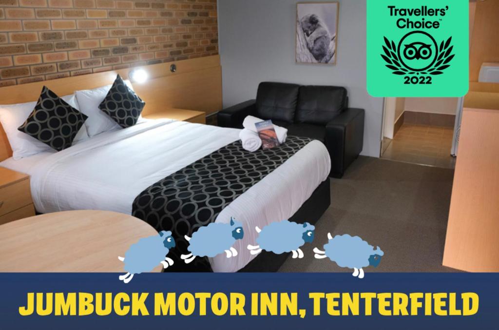 滕特菲尔德君布克汽车旅馆的酒店客房,配有床和沙发