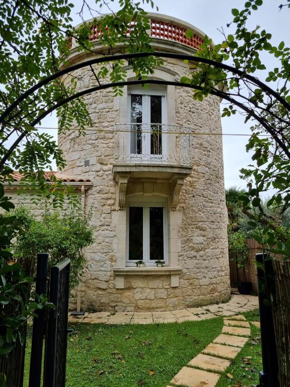 滨海圣帕莱Moulin Vieux的石头房子的顶部设有阳台