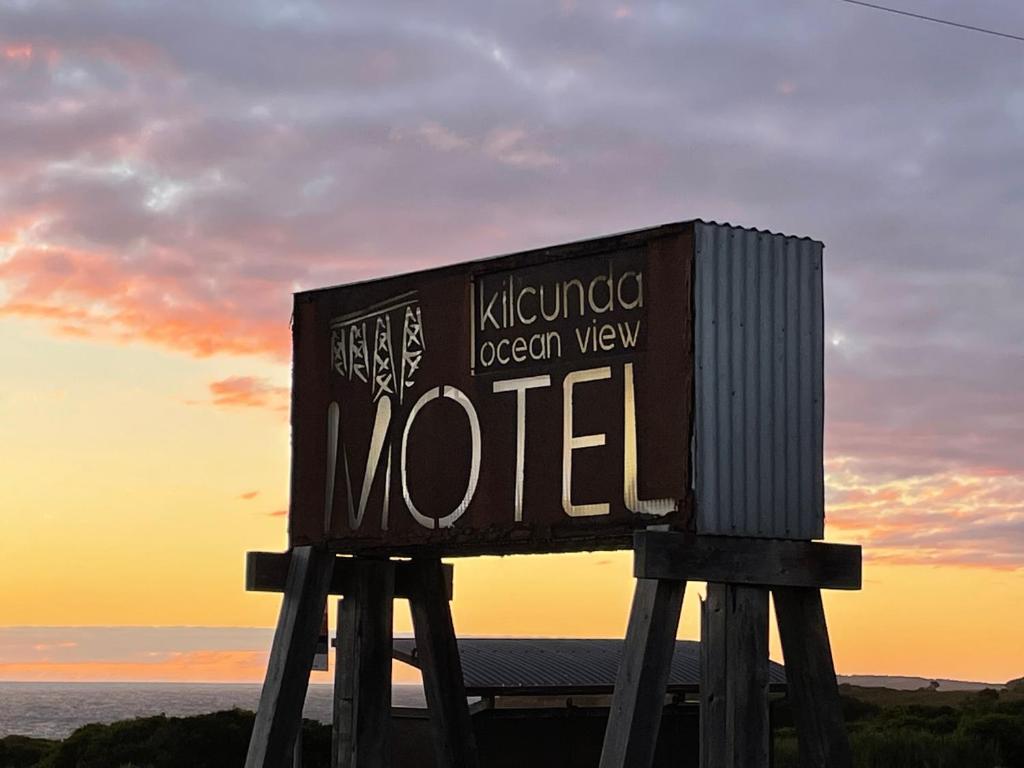 KilcundaKilcunda Ocean View Motel的背景是日落的汽车旅馆标志