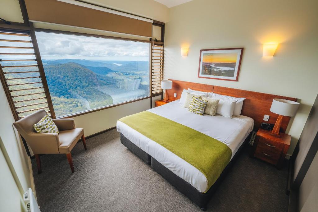 BeechmontBinna Burra Sky Lodges的酒店客房设有一张床和一个大窗户